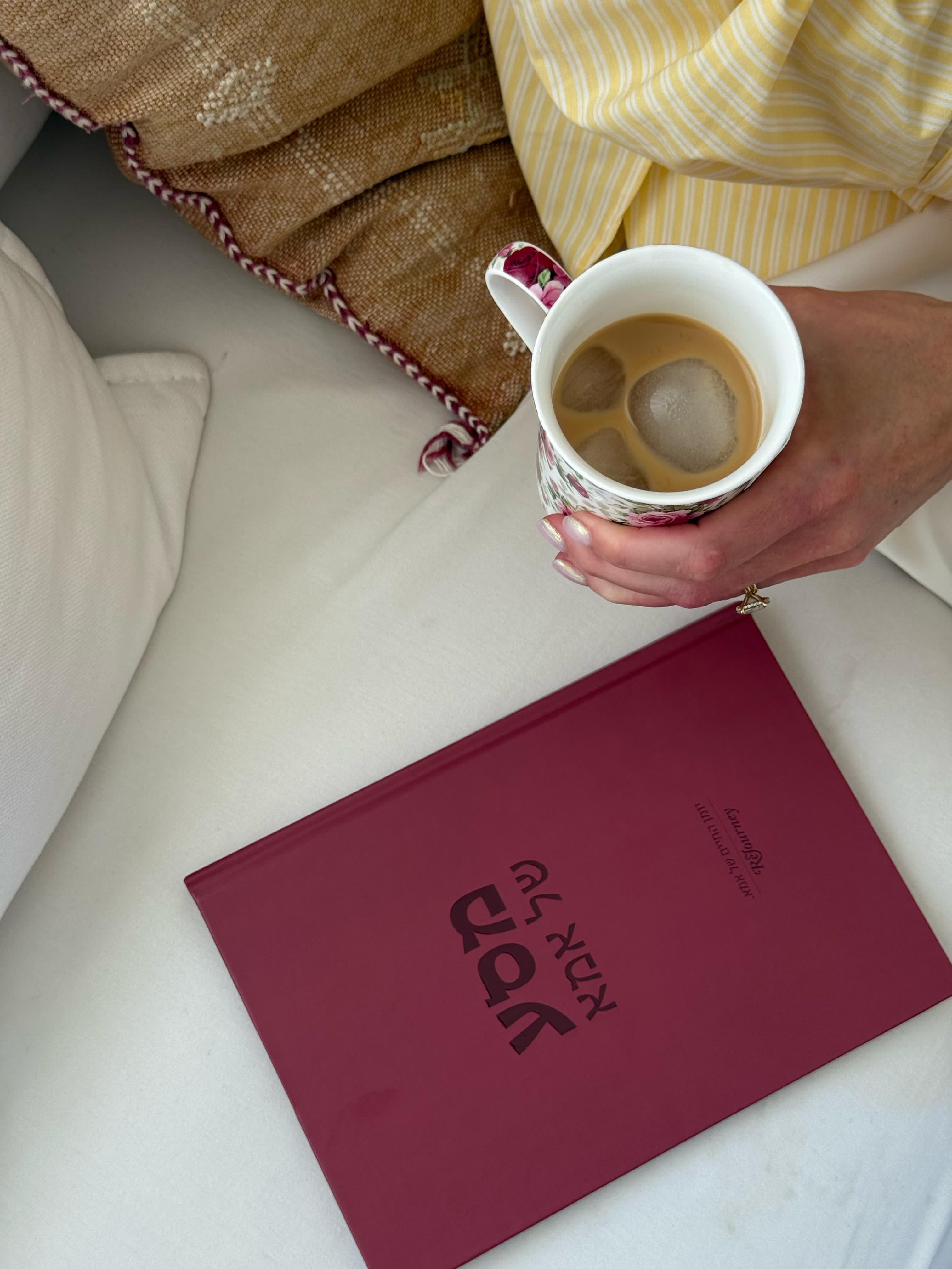 עמוד קפה ויומן פתוח